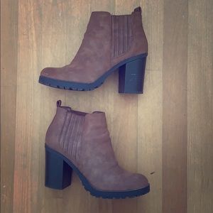 Heeled Chelsea boots
